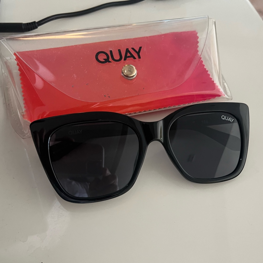 Quay Sunglasses - Tag Me Black/Black Polarized